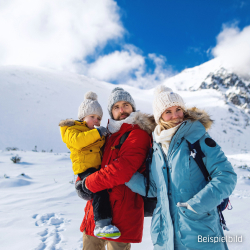 Familie in den Bergen im Schnee